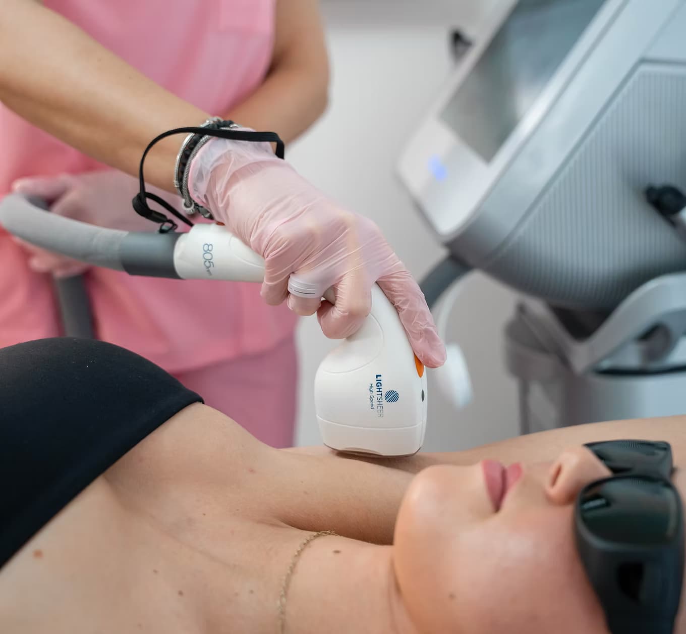Treatment session, hands and device
